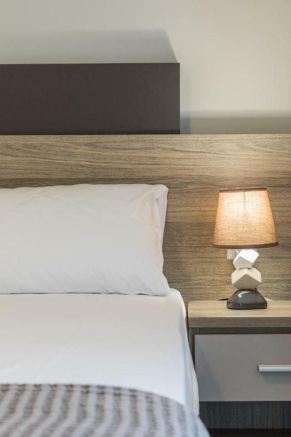 V Luxury Apartments 시비리 외부 사진